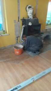 odpojení starého spotřebiče,částečné odsekaní dlažby a odstranení stavající malby